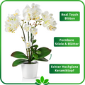 Künstliche Orchidee als stilvolle Fensterbank-Dekoration