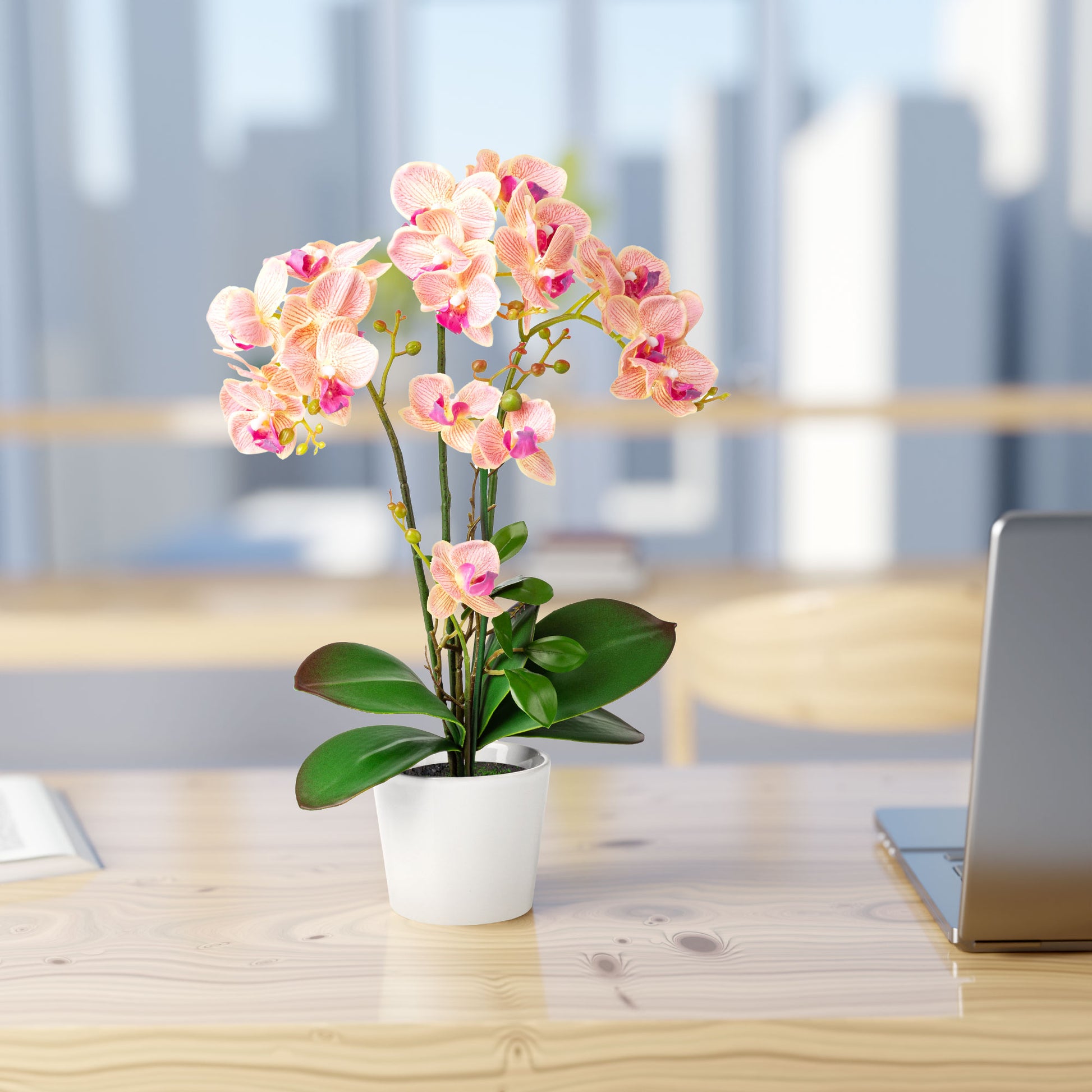 Detailansicht der hellrosa Blüten der künstlichen Orchidee