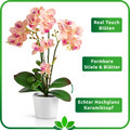 Kunstblume Orchidee in Keramiktopf in modernem Wohnzimmer