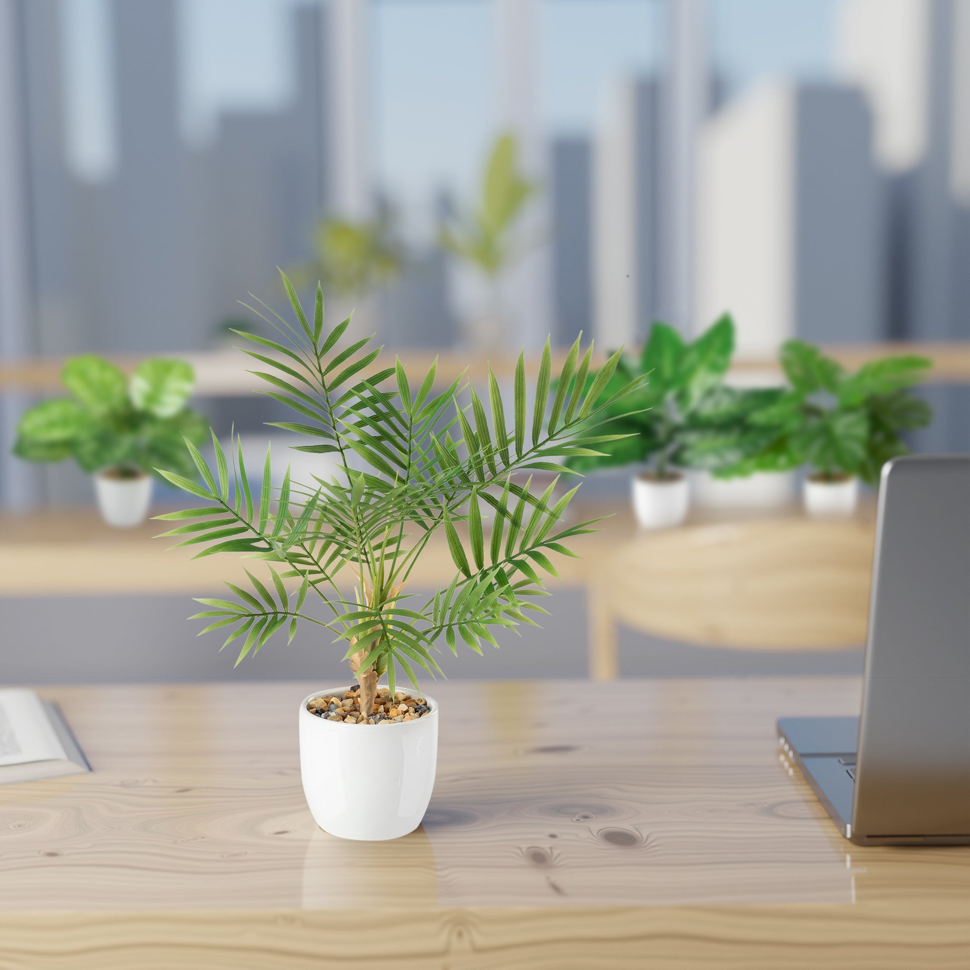 Detailaufnahme einer Monstera-Kunstpflanze mit tief eingeschnittenen Blättern im Keramiktopf