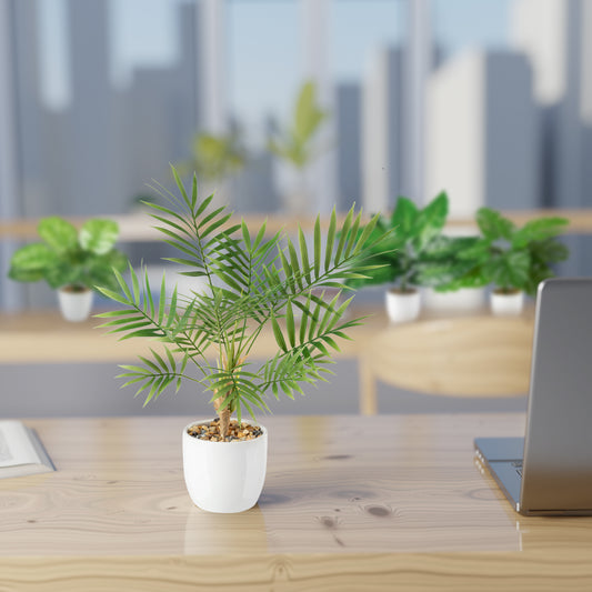 Detailaufnahme einer Monstera-Kunstpflanze mit tief eingeschnittenen Blättern im Keramiktopf