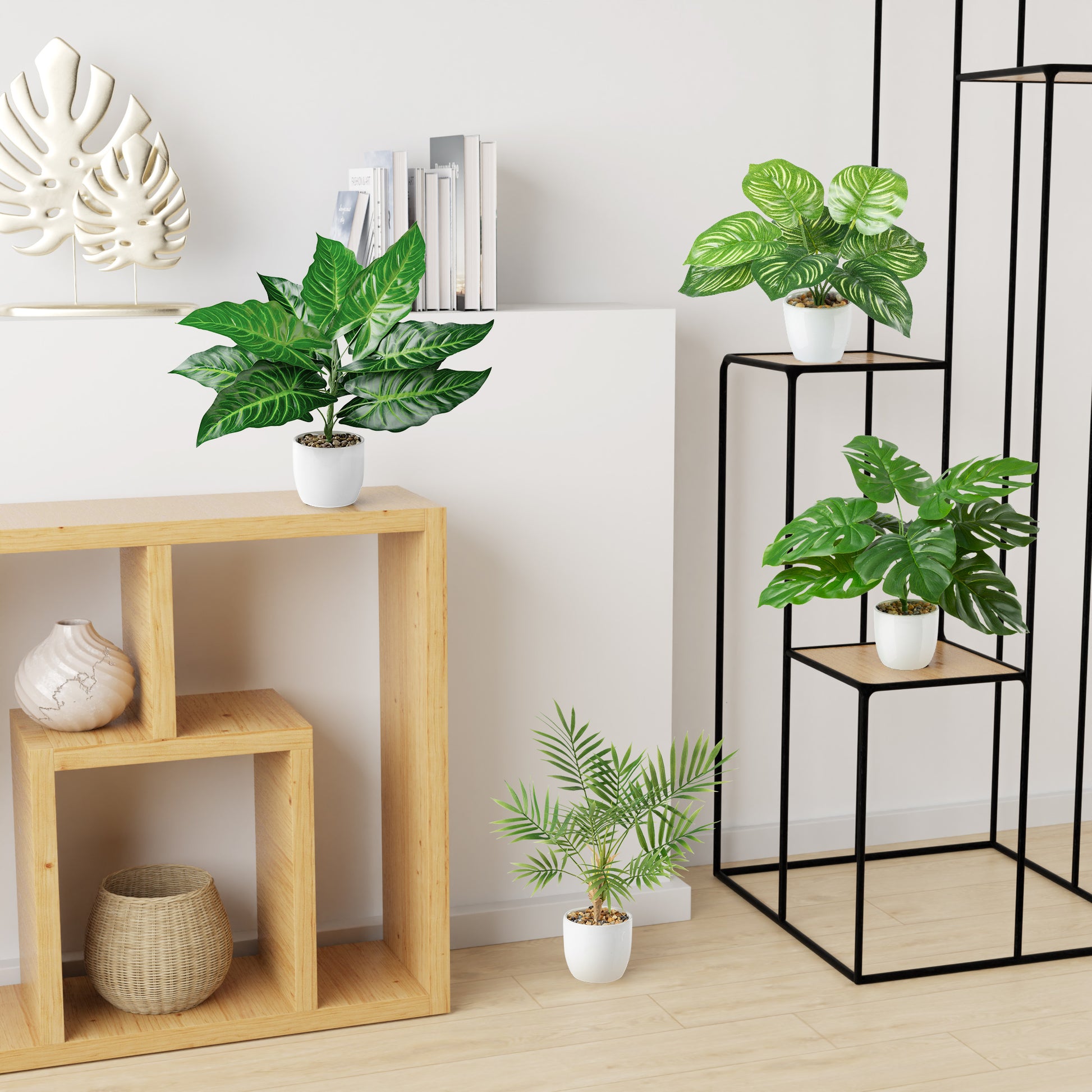 Elegante Areca-Palme mit fächerartigen Blättern in glänzend weißem Keramiktopf