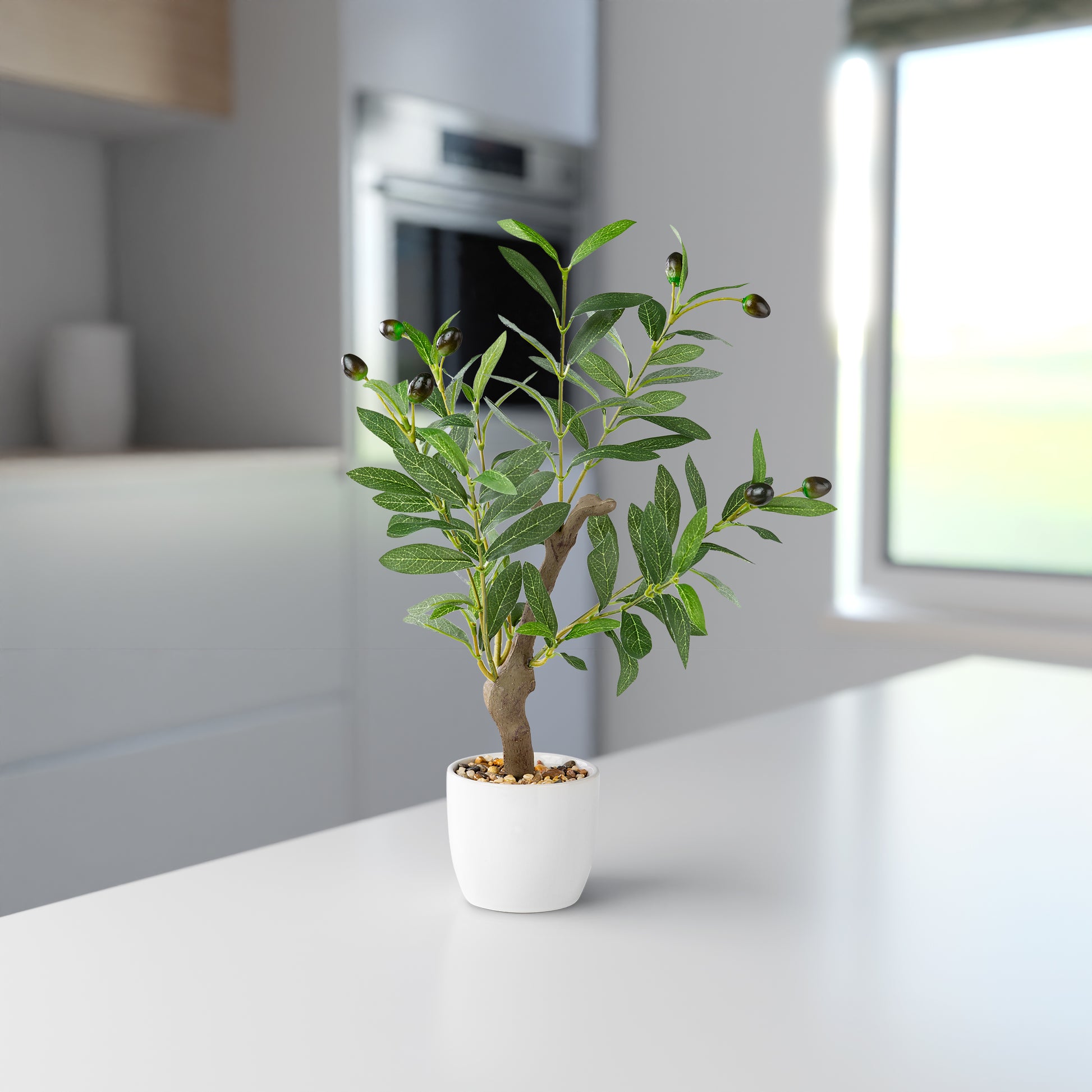 Moderner weißer Keramiktopf mit künstlichem Olivenbaum im mediterranen Stil