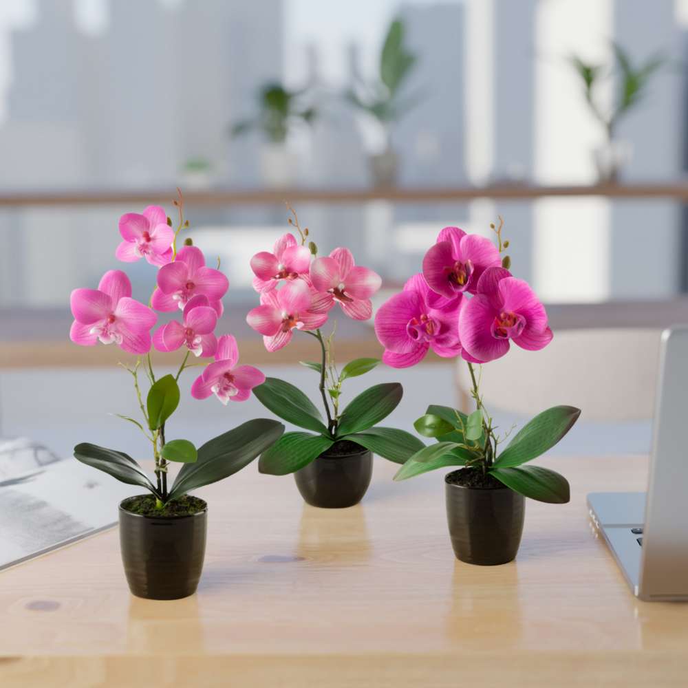 Detailaufnahme einer filigranen künstlichen Orchideenblüte im Rosé-Ton