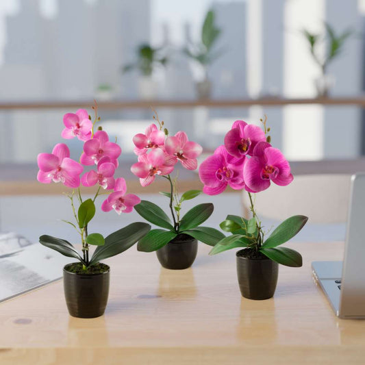 Detailaufnahme einer filigranen künstlichen Orchideenblüte im Rosé-Ton