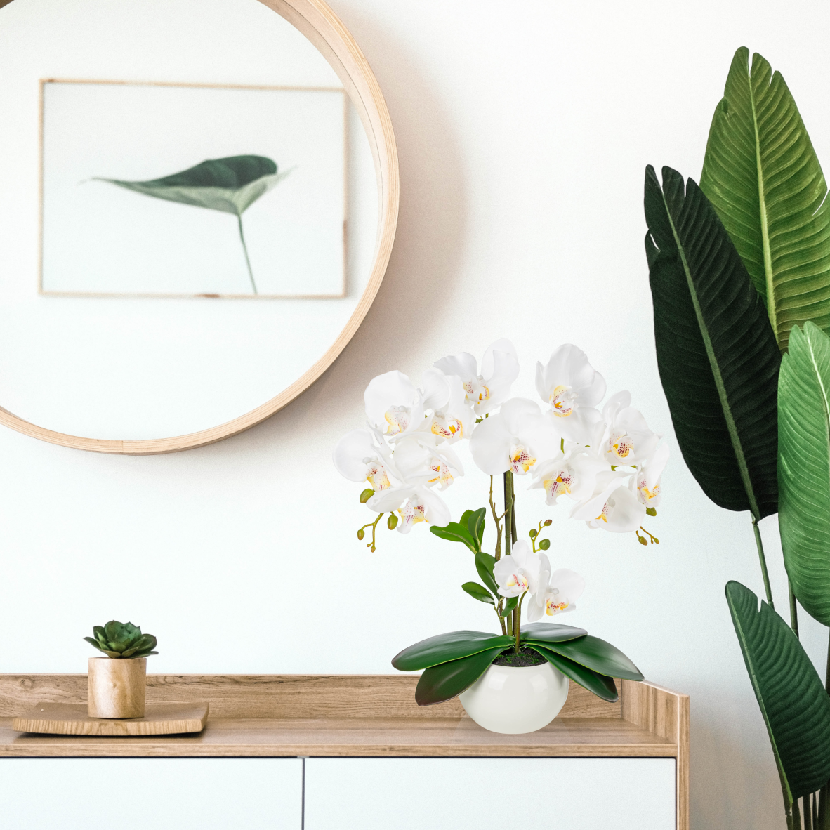 Weiße künstliche Orchidee in glänzendem Keramiktopf auf Holzregal