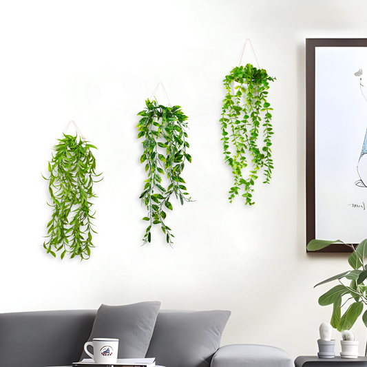 Detailaufnahme der grünen Eukalyptusblätter in stilvoller Wandvase aus Keramik