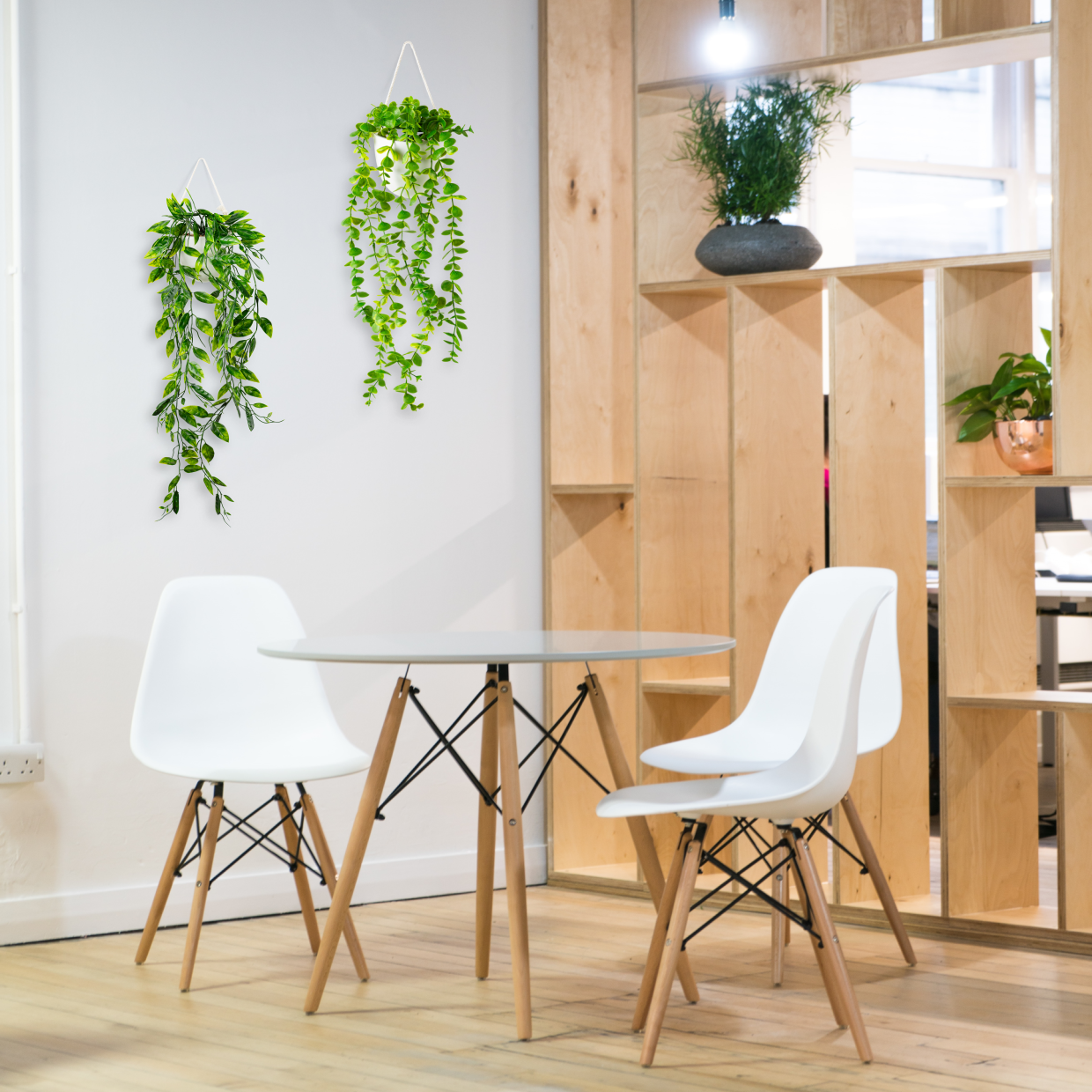 Kunstpflanzen mit realistischem Eukalyptus-Look in minimalistischen weißen Wandvasen