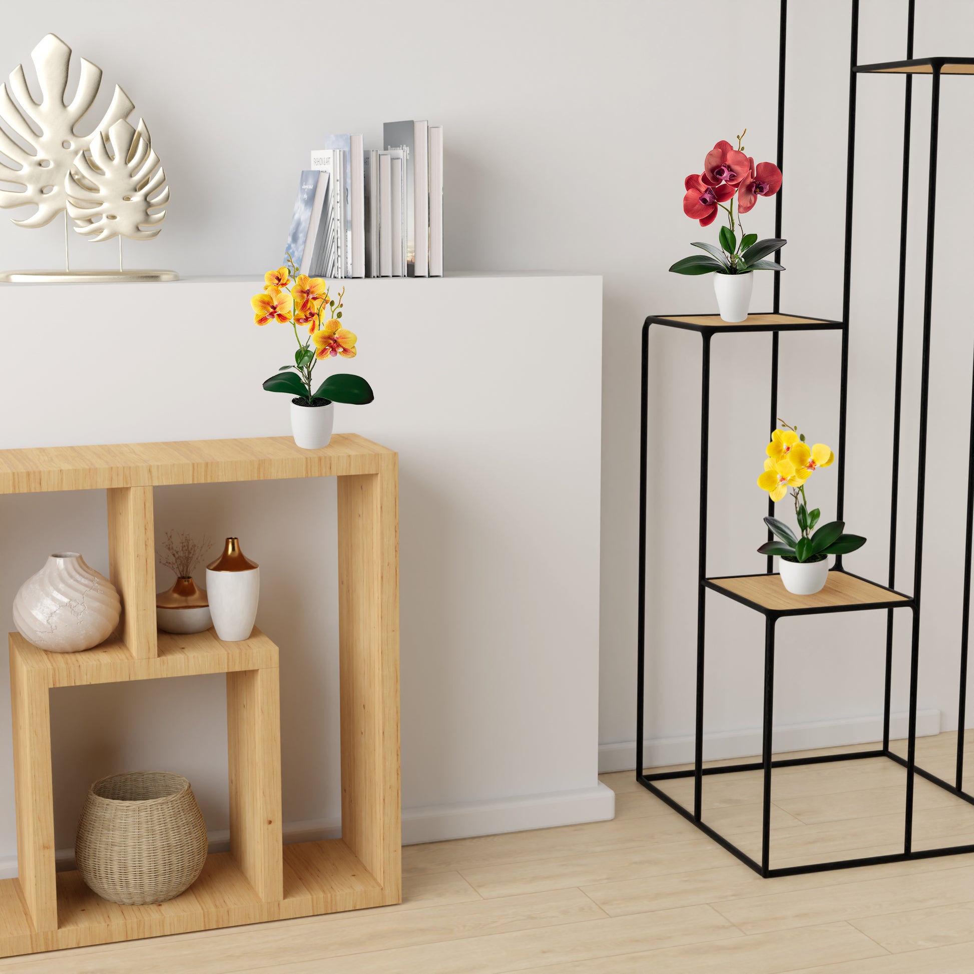 Detailansicht des Keramiktopfes mit orangefarbener Orchidee