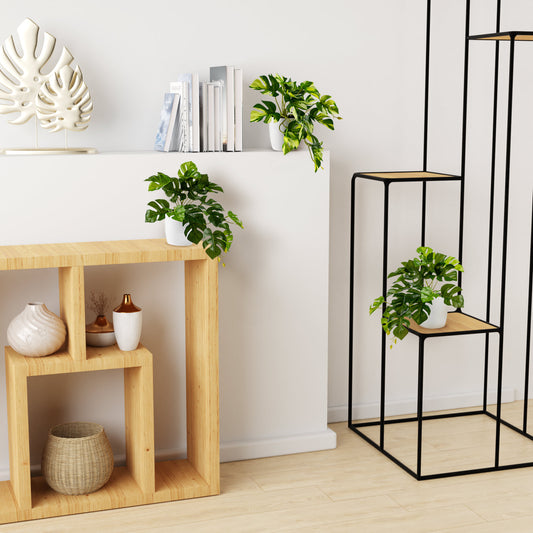 Nahaufnahme der tief geschlitzten Monstera-Blätter aus Kunstmaterial