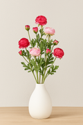 Künstliche Ranunkel als Strauß in weißer Vase auf Holztisch – realistische Kunstblume in Rosa und Rot für stilvolle Wohnraumdekoration