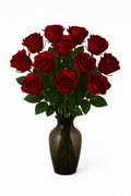 Ein realistischer Strauß aus zwölf künstlichen roten Rosen in einer eleganten schwarzen Glasvase vor weißem Hintergrund, ideal für Dekoration und Geschenkideen.
