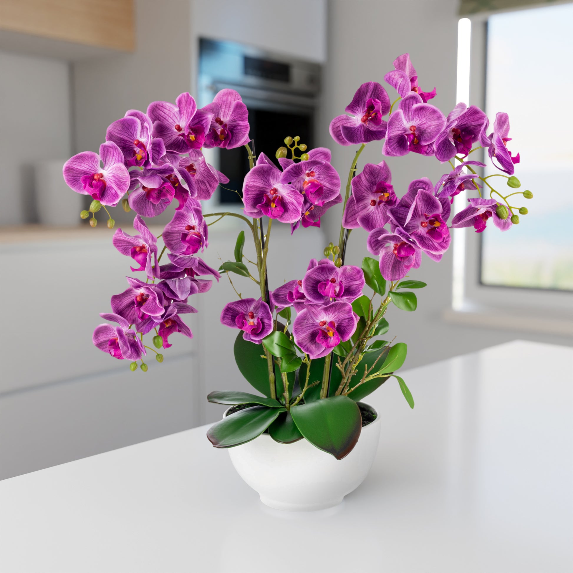 Nahaufnahme der realistisch gestalteten Orchideenblüten in Lila