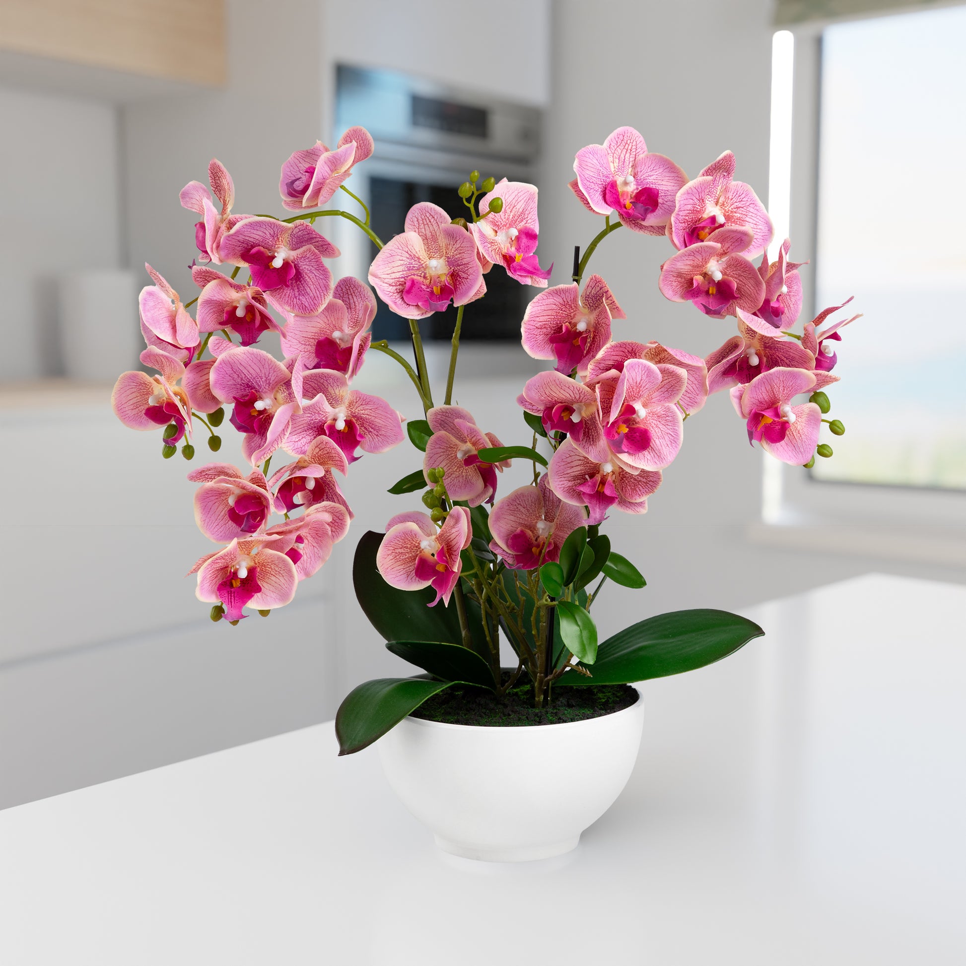 Künstliche Orchidee dekorativ auf Fensterbank im Tageslicht