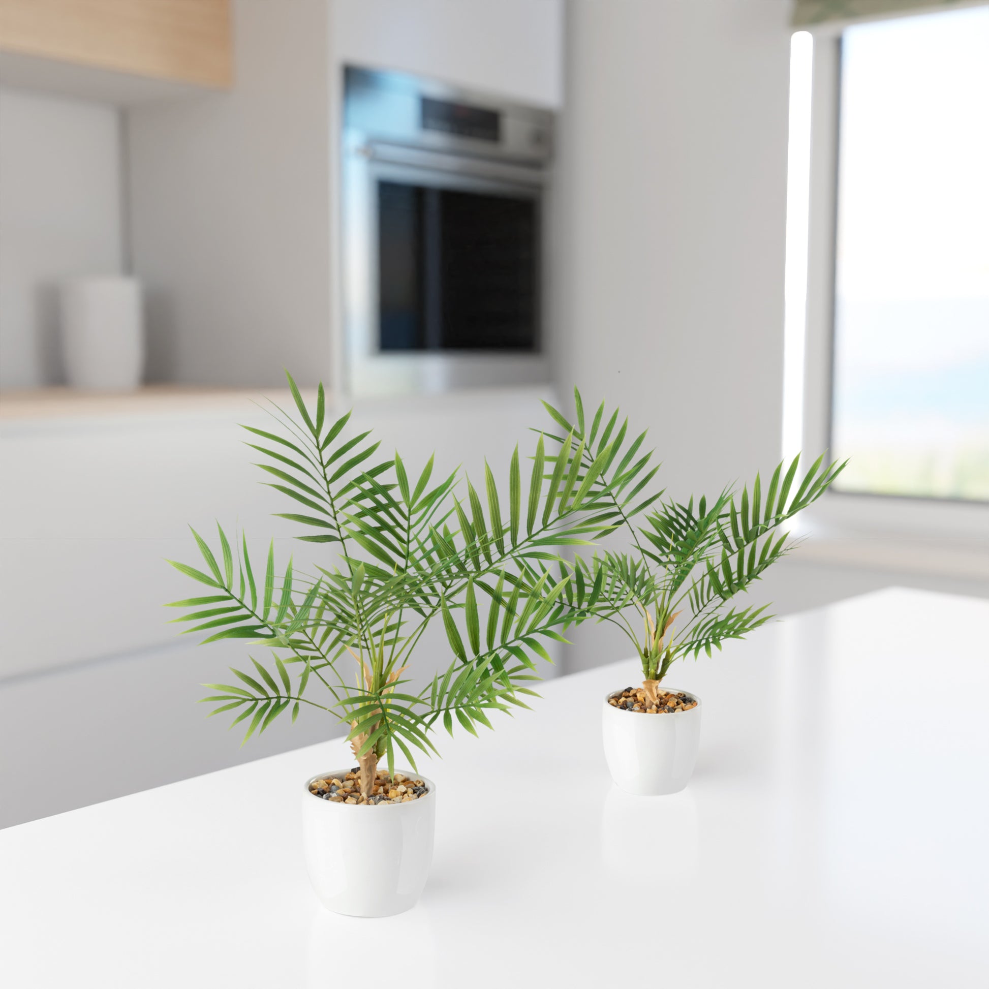 Set aus zwei künstlichen Areca-Palmen in glänzenden Keramiktöpfen