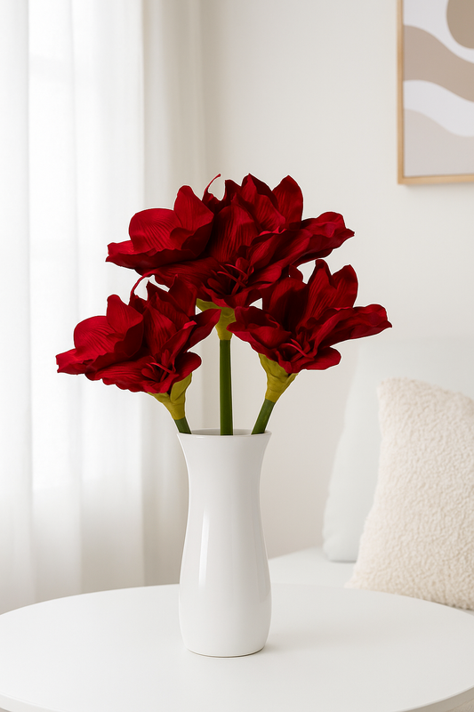 Roter Amaryllisstrauß aus künstlichen Blumen in eleganter weißer Vase auf hellen Hintergrund – stilvolle Kunstpflanzen-Dekoration für Wohnräume und Tischgestaltung.