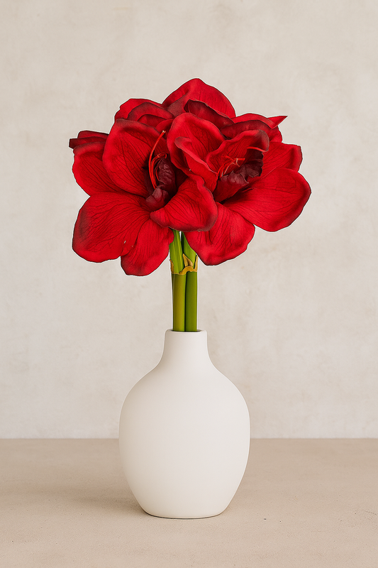 Künstliche Amaryllis in kräftigem Rot in weißer Vase – realistische Kunstblume als elegante Dekoration für Wohnzimmer oder Esstisch.