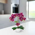 Dekorative Orchidee aus Kunstmaterial als Blickfang auf Fensterbank