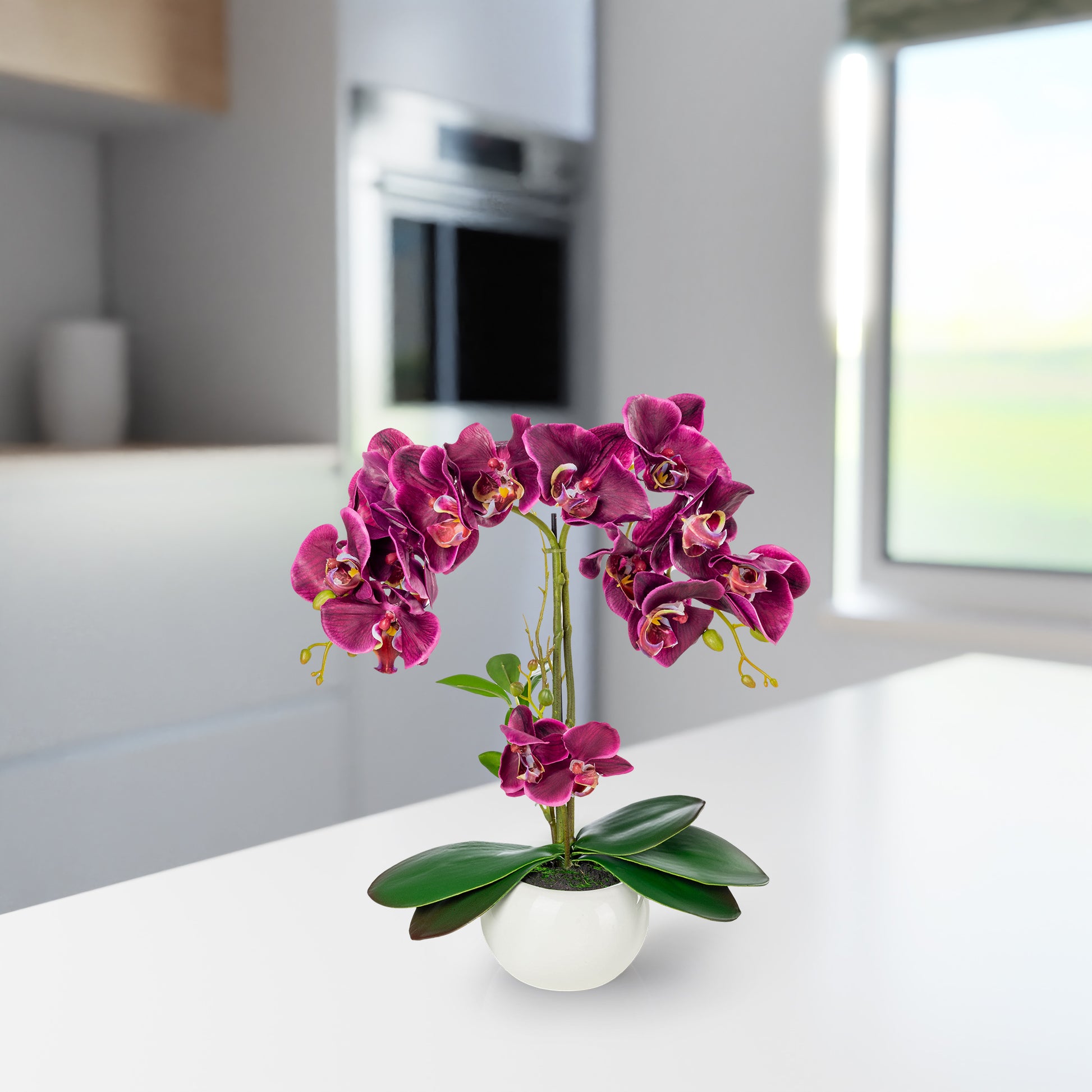 Dekorative Orchidee aus Kunstmaterial als Blickfang auf Fensterbank