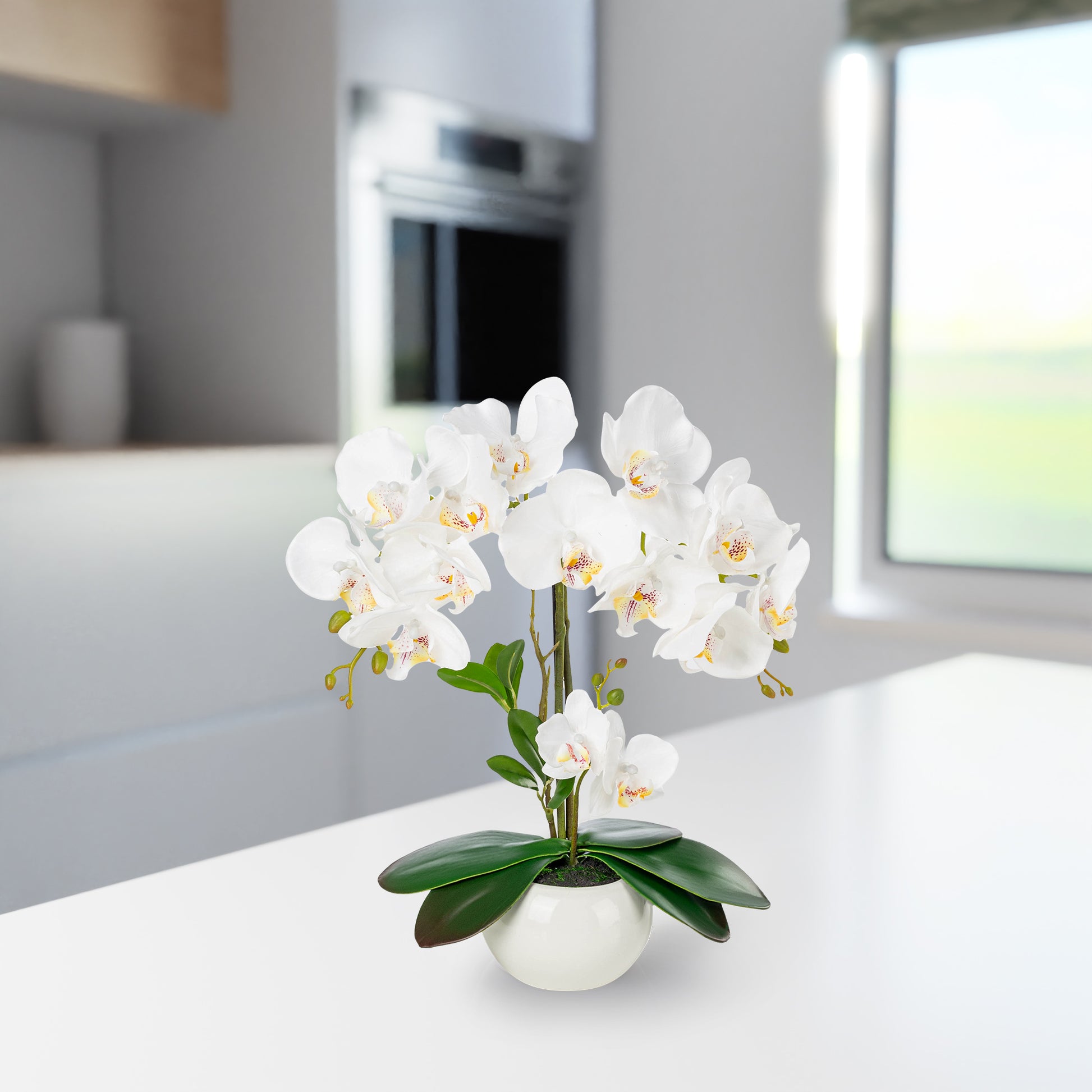 Weiße künstliche Orchidee in glänzendem Keramiktopf auf Holzregal