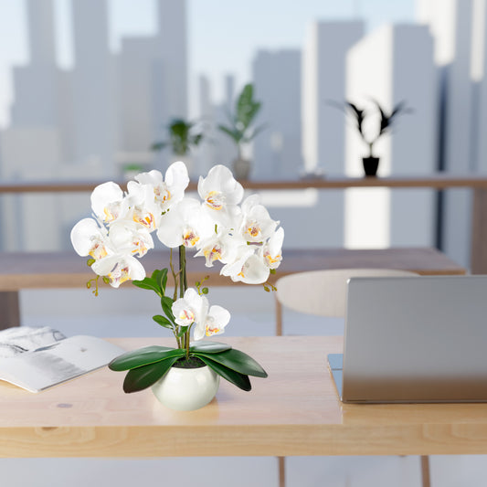 Weiße künstliche Orchidee in glänzendem Keramiktopf auf Holzregal