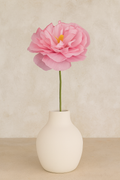 Rosa Papierblume in weißer Vase – elegante Dekoblume aus Krepppapier für Wohnzimmer oder Esstisch.