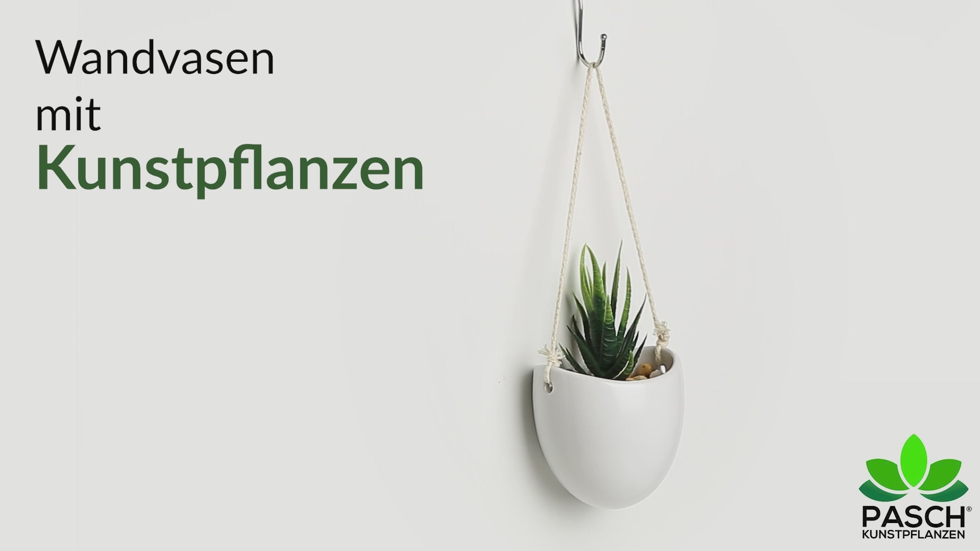 Kunstpflanzen-Arrangement aus Buchsbäumchen in minimalistischen Wandvasen