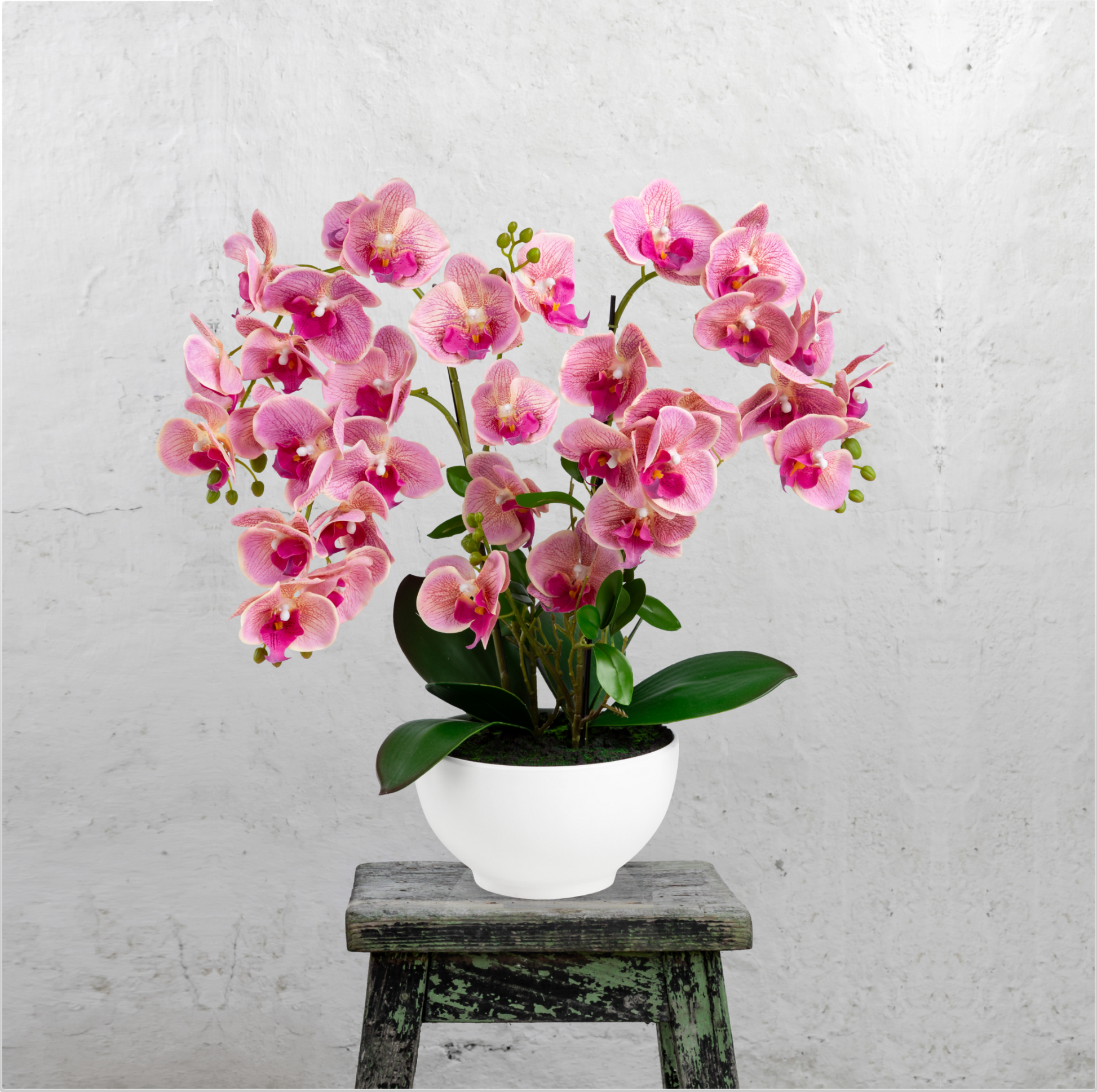 Künstliche Orchidee in Keramiktopf als Blickfang auf Schreibtisch
