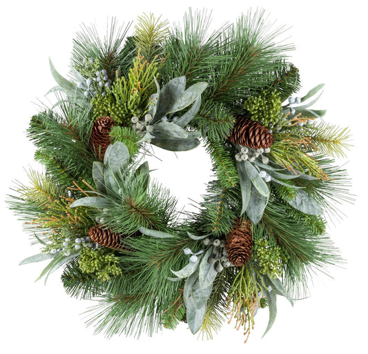 Künstlicher Weihnachtskranz mit Tannenzweigen, Eukalyptusblättern und Tannenzapfen als natürliche Winterdekoration.