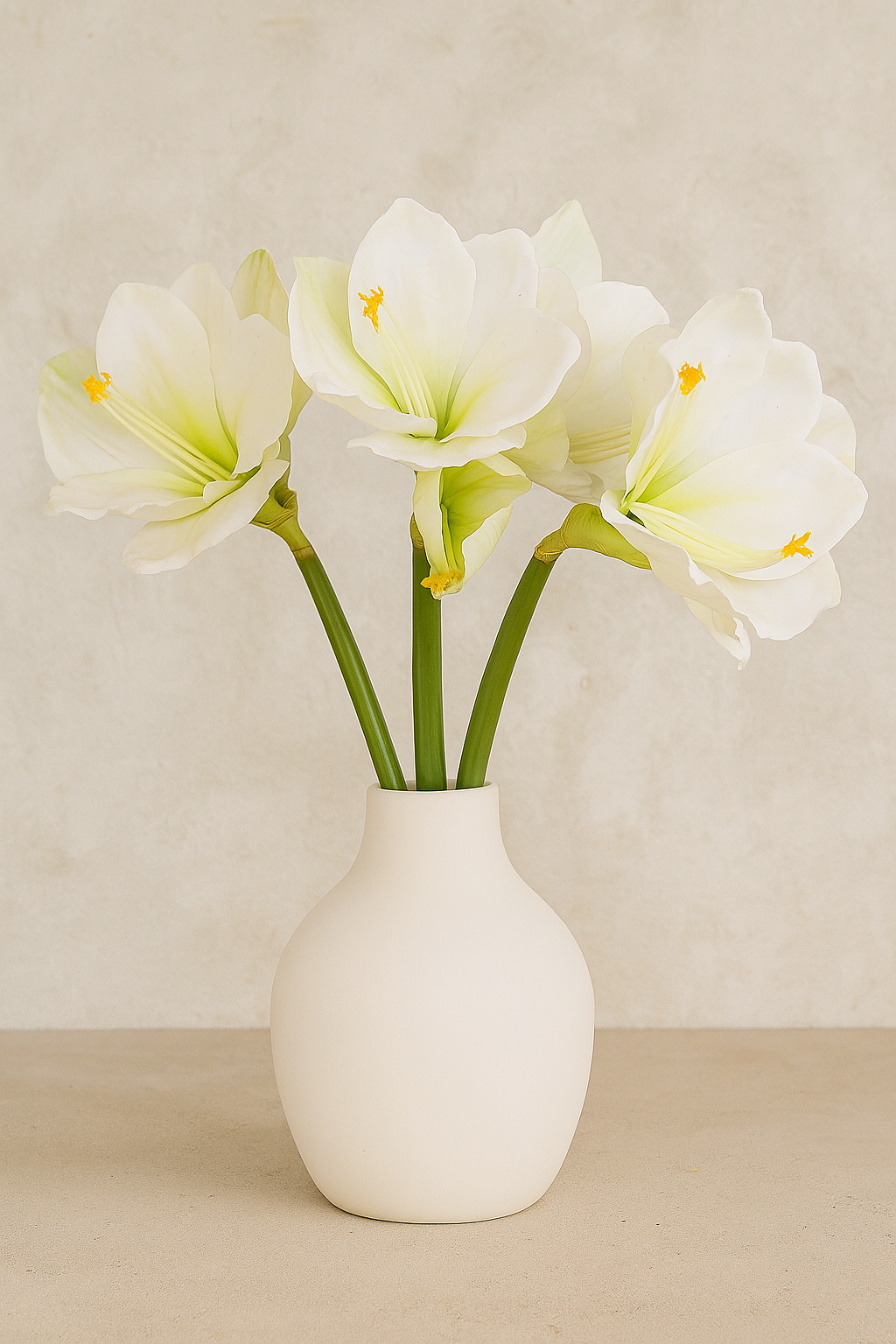 Künstliche weiße Amaryllis als Strauß in eleganter weißer Vase – hochwertige Kunstpflanze für stilvolle Tischdekoration.